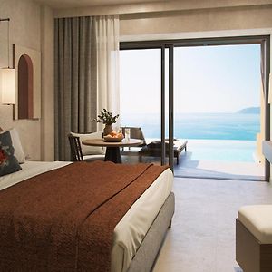 Zimmer mit Kingsize-Bett und mit Schwimmbadblick